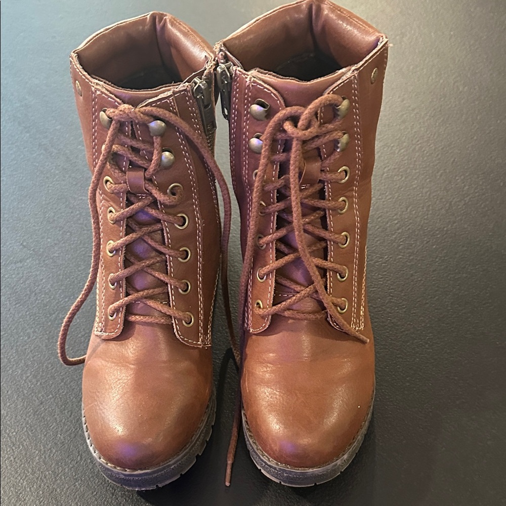 Eastland Woman’s Brown Leather Ankle Boots